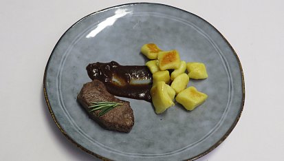 Jelení medailonky s povidlovou omáčkou a domácí opečené gnocchi (z Prostřeno), Jelení medailonky s povidlovou omáčkou a domácí odpalované gnocchi. Zdroj: Se souhlasem TV Prima