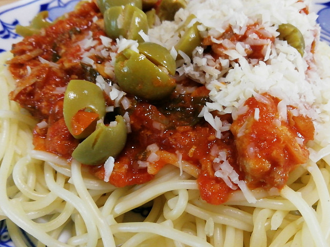 Špagety s vepřovou konzervou a olivami