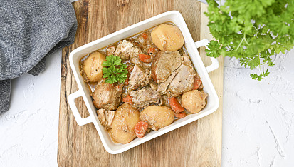 Vepřová plec pečená pomalu společně s bramborami a mrkví