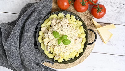 Gnocchi s máslovo parmazánovou omáčkou a kuřecím masem