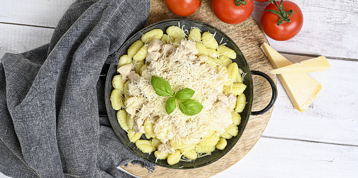 Gnocchi s máslovo parmazánovou omáčkou a kuřecím masem