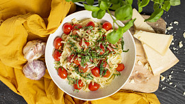 Spaghetti pomodoro s česnekem, čerstvou bazalkou a parmazánem