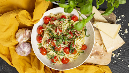 Spaghetti pomodoro s česnekem, čerstvou bazalkou a parmazánem