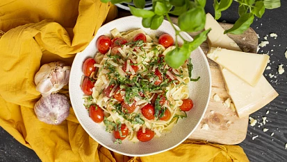 Spaghetti pomodoro s česnekem, čerstvou bazalkou a parmazánem