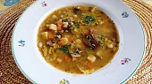 Houbová polévka s kroupami a zeleninou