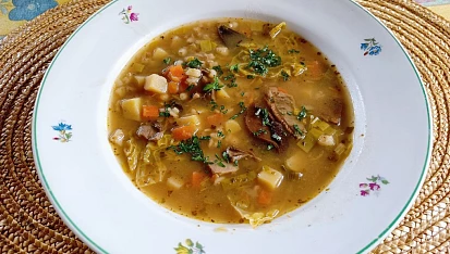 Houbová polévka s kroupami a zeleninou