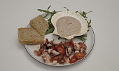 Hobotnica na salatu neboli salát z chobotnice (z Prostřeno) (Chobotnicový salát může být lehká letní večeře. Zdroj: Se souhlasem TV Prima)