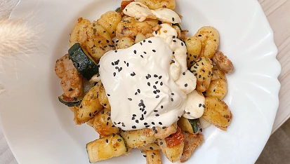 Noky s kuřecím, cuketou, sušenými rajčaty a mozzarellou