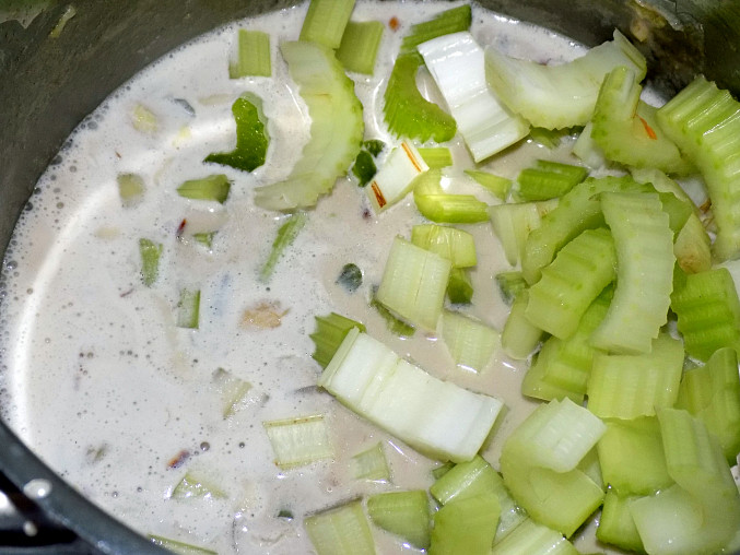 Polévka z řapíkatého celeru s pohankou