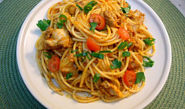 Špagety s kuřecími kousky v italské omáčce