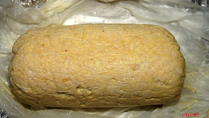 Vařená sekaná z krůtího masa s vejci, rozbalená uvařená krůtí sekaná s vejci