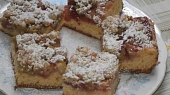 Kynutý koláč s rebarborou, jahodovou a jablečnou marmeládou, drobenka