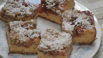 Kynutý koláč s rebarborou, jahodovou a jablečnou marmeládou, drobenka