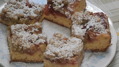 Kynutý koláč s rebarborou, jahodovou a jablečnou marmeládou, drobenka