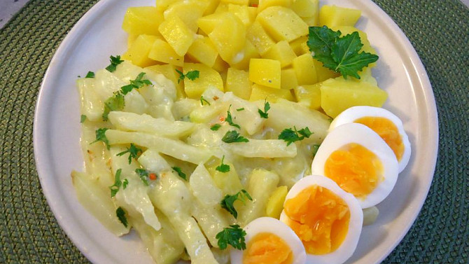 Máslové kedlubny s vařeným vejcem