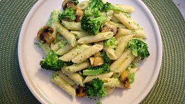 Těstoviny s brokolicí, pestem a žampiony