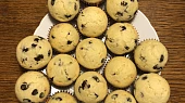 Vláčné a jednoduché muffiny s kousky čokolády