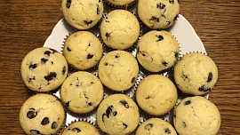 Vláčné a jednoduché muffiny s kousky čokolády