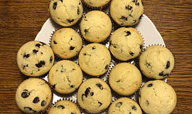 Vláčné a jednoduché muffiny s kousky čokolády
