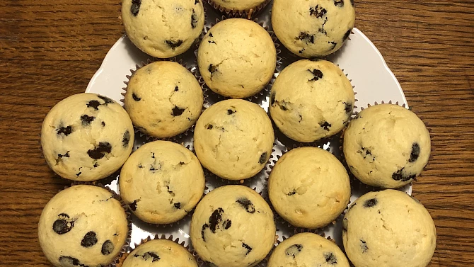 Vláčné a jednoduché muffiny s kousky čokolády