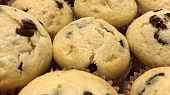 Vláčné a jednoduché muffiny s kousky čokolády