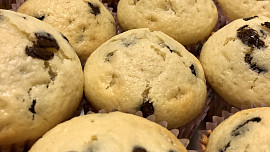 Vláčné a jednoduché muffiny s kousky čokolády