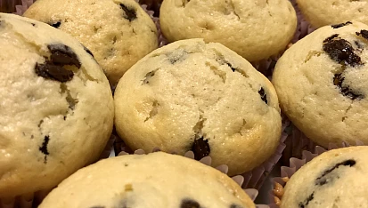 Vláčné a jednoduché muffiny s kousky čokolády