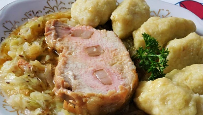 Pečená vepřová plec s bramborovými slejšky a zelím