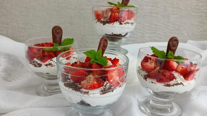 Poháry s mascarpone, ovesnými vločkami a jahodami, Poháry s mascarpone