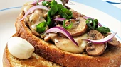Topinka se žampiony a sýrem raclette