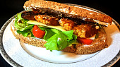 Grilované vegetariánské tempeh sendviče