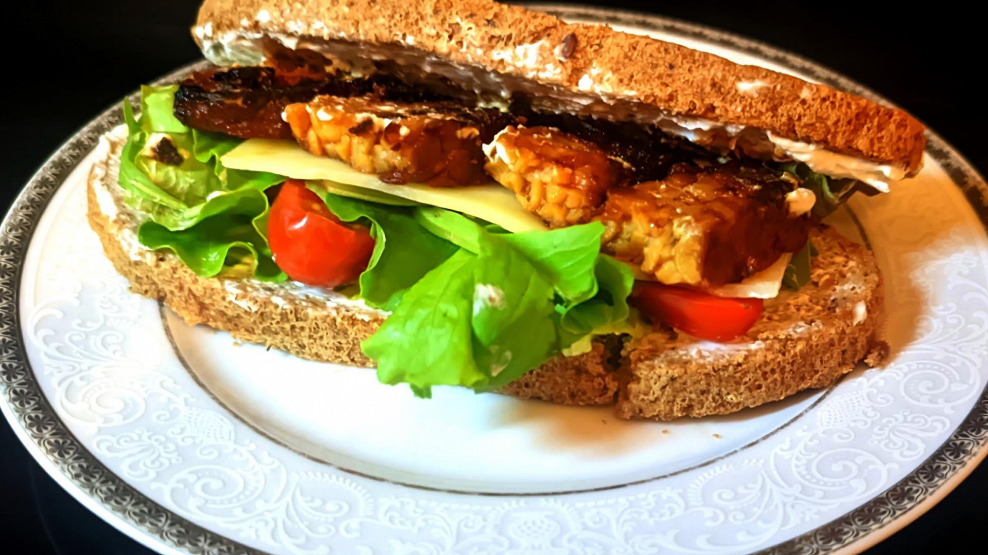 Grilované vegetariánské tempeh sendviče
