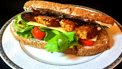 Grilované vegetariánské tempeh sendviče