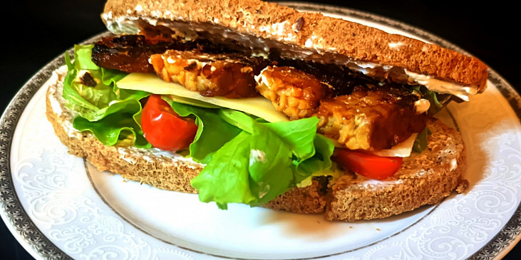 Grilované vegetariánské tempeh sendviče