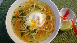 Thajská chilli polévka se zastřeným vejcem