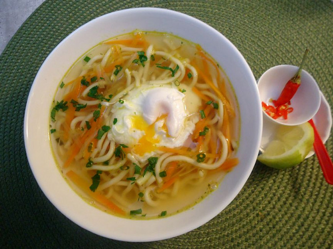 Thajská chilli polévka se zastřeným vejcem