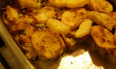 Zapečené brambory s brokolicí, pórkem a sýrem