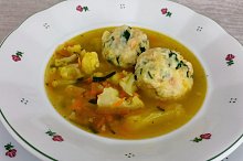 Zeleninová polévka s houskovo-sýrovými knedlíčky
