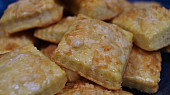 Bramborové čtverečky sypané parmezánem podle paní Drahomily, Bramborové čtverečky sypané parmezánem