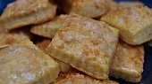 Bramborové čtverečky sypané parmezánem podle paní Drahomily, Bramborové čtverečky sypané parmezánem