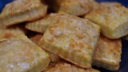Bramborové čtverečky sypané parmezánem podle paní Drahomily, Bramborové čtverečky sypané parmezánem