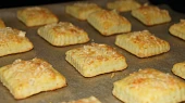 Bramborové čtverečky sypané parmezánem podle paní Drahomily, Bramborové čtverečky sypané parmezánem upečené na plechu
