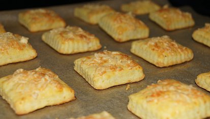 Bramborové čtverečky sypané parmezánem podle paní Drahomily, Bramborové čtverečky sypané parmezánem upečené na plechu