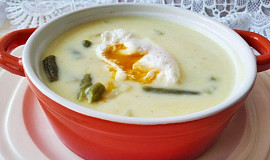 Fazolková polévka se zastřeným vejcem