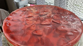 Nepečený tvarohovo-pudinkový dortík s jahodami a želé