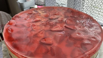 Nepečený tvarohovo-pudinkový dortík s jahodami a želé