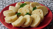 Bramborové knedlíky s cibulkou ze tří surovin