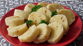 Bramborové knedlíky s cibulkou ze tří surovin