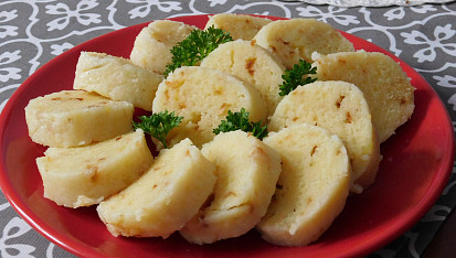 Bramborové knedlíky s cibulkou ze tří surovin