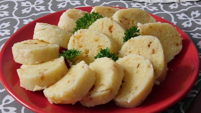 Bramborové knedlíky s cibulkou ze tří surovin
